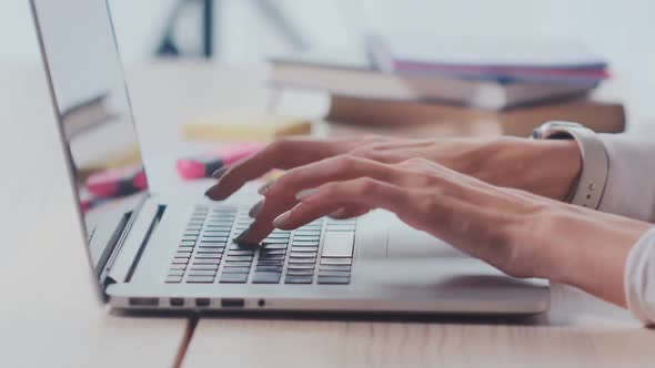 kobieta pracuje nad stroną WordPress na laptopie